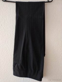 1) kostým dámský černý s proužkem - 4