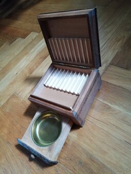 Schránka na cigarety s popelnikem. - 4