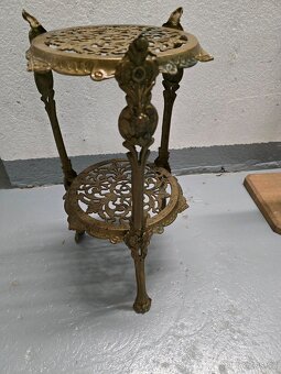 KRASNA STAROŽITNÝ MOSAZNY KVĚTINOVÝ STOLEK - 4