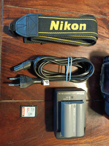 Nikon D80 + AF-S Nikkor 18-55mm f3,5-5,6 - 4
