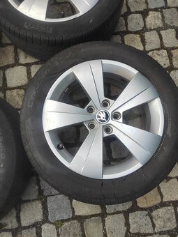 Prodám orig alu 17 Škoda Superb 3 5x112 ET 41 letní pneu - 4