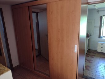 Šatní skříň se zrcadlem - 4