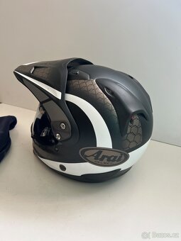 Helma na motorku Arai - 4