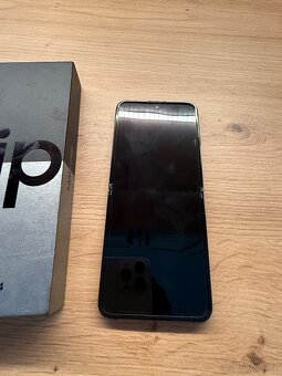 Samsung Z Flip 4 5G černý - 4