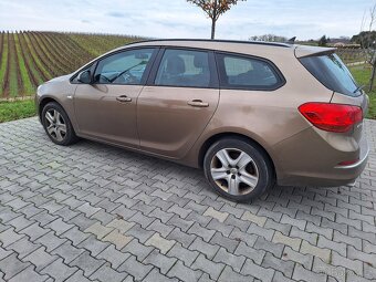 OPEL ASTRA SPORT TOURER 2,0 - 121  KW - 4