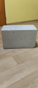 Betonové tvárnice, bílé a červené plné cihly - 4