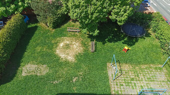 Útulný byt 2+1 (68 m²) s parkovacími místy a zahradou - 4