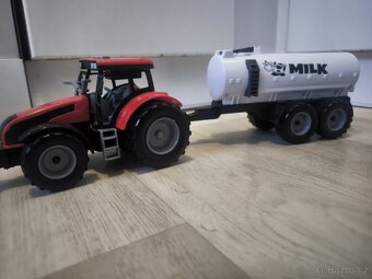 Traktor s cisternou na mléko - 4