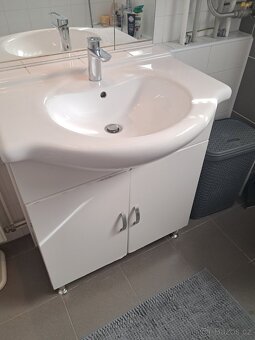 Koupelnová skříňka s umyvadlem a zrcadlem - 4
