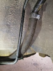 Nissan Almera Tino potrubí k nádrži - 4