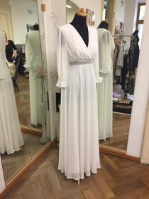 Svatební šaty s rukávem v boho stylu - 4