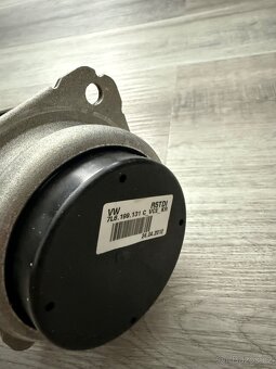 OEM nový držák motoru VW Touareg 7L Audi Q7 4L - 4