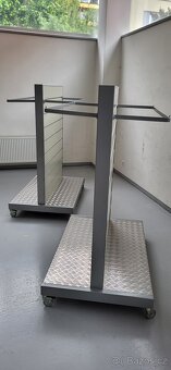 Stojany drážkované pojizdné na oblečení či obuv - 4