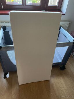 Detská prenosná postýlka s vyvýseným spaním plus matrace (ko - 4