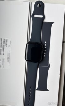 Apple Watch SE 44mm Černé zánovní - 4