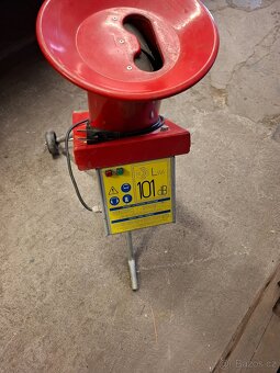 Elektrický drtič/štěpkovač Vares SHARK 1,6 kW - 4
