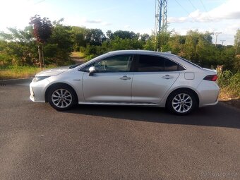 Toyota Corolla sedan hybrid 1.8 stříbrná - 4