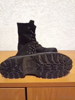 Prodám kotníčkové boty černé barvy vel.37 - 4