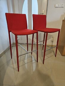 Dvě červené barové židle - 4