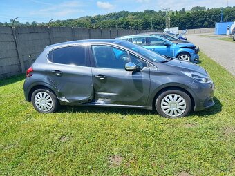 Peugeot 208 1.2 81 KW Panorama,kamera,serviska - 4