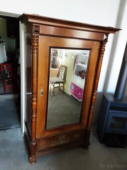 Starožitná šatní skříň - 4