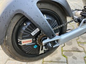 Elektromotorka NIU IUm Pro se šlapátky a s rekuperací - 4