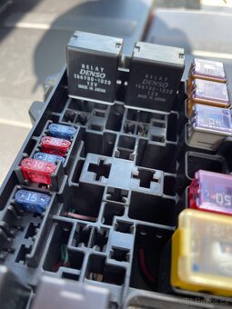 Daihatsu Sirion, pojistková a reléová skříň. - 4