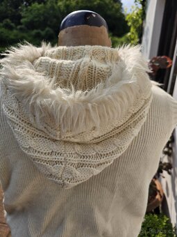 Pletená vesta s kapucou a kožešinou - 4