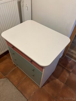 přebalovací pult se skříňkou - 4