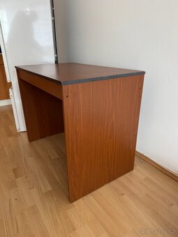 Jídelní stůl, lednice, psací stůl - 4