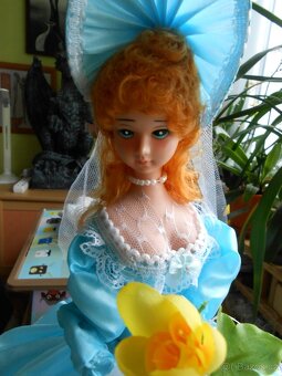 Hrací a točící se panenka vysoká 64cm - málo použitá - 4