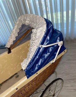 Starožitný, proutěný prvorepublikový kočárek pro panenky r.1 - 4