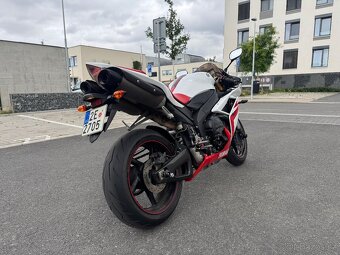 Yamaha YZR-R1 RN19 - 4