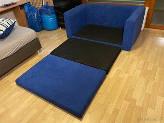 Moderní rozkládací sedačka v modrém provedení - 4