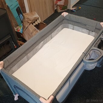 Dětská postýlka Kinderkraft + přebalovák + síť + držák pití - 4