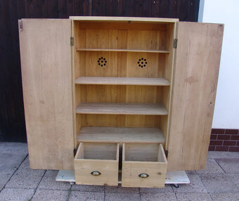 Starožitná  skřínka, špajzka - 4