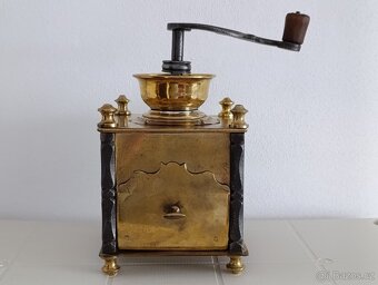 Velmi starý mosazný mlýnek na kávu, kované sloupky - 4