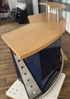 Stůl z recepce v kadeřnictví - 4