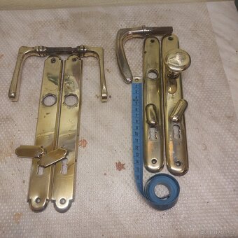 Mosazné kliky a štítky-dvě sady. - 4