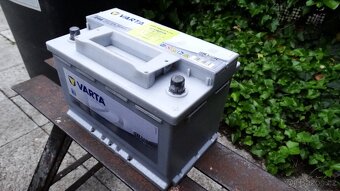 8 měsíců mladá Varta Silver Dynamic E44 12V 77Ah 780A - 4