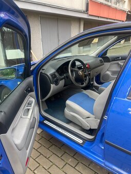 modrý Volkswagen Golf 1,6 - 4