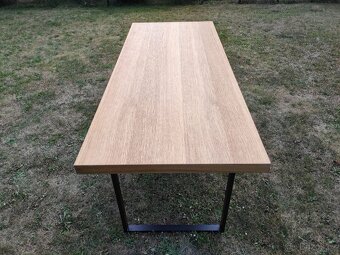 Moderní stůl z dubové dýhy a černé kovové podnože - 4