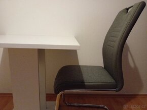 Bílý stůl s houpací židlí - 4