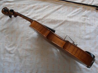 Housle celé JOH. RINT KONIGINHOF Anno 1884 - 4