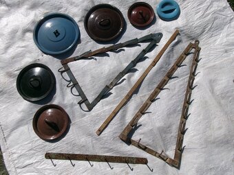 prodám vánoční stojany a různé staré kuchyňské vybavení. Cen - 4