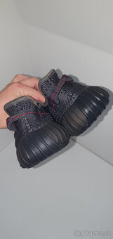 Úplně nové tenisky Yeezy Boost 350 V2 "Black - Static" 43 - 4