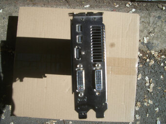 Radeon HD6950 2GB PCI-E - 4