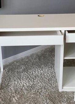 Prodám psací stůl IKEA MICKE - 4