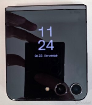 Prodám Samsung Galaxy Z Flip5 256GB barva Graphite + kožený - 4