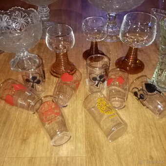 Prodám různé staré sklo a porcelán vázy,mísy, nástolec - 4